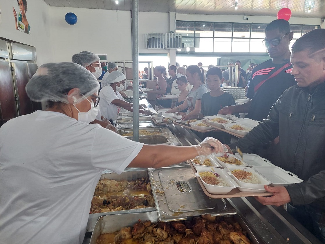 Restaurantes comunitários servem 47 mil refeições em almoço natalino